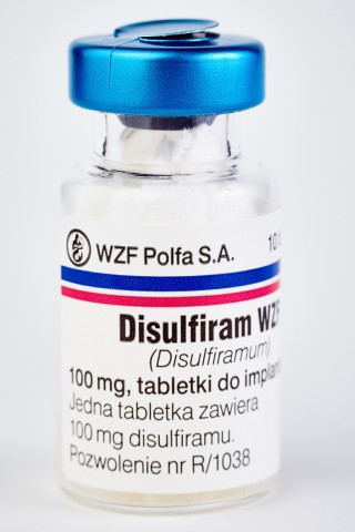 Wpływ Disulfiram  na leczenie farmakologiczne zaburzeń związanych z używaniem alkoholu w określonych grupach pacjentów.